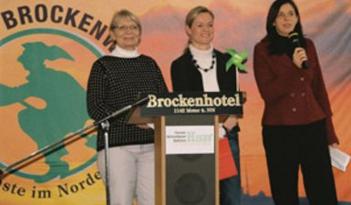 Aktion "Der Brocken ist bunt" mit den grünen Bundestagsabgeordneten Undine Kurth, Viola von Cramon und Katrin Göring-Eckardt.