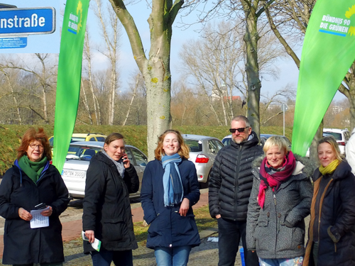 Heike Ponitka, Julia Bohlander und weitere Gäste stehen am Straßenschild in der Clara-Zetkin-Straße.