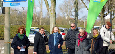 Heike Ponitka, Julia Bohlander und weitere Gäste stehen am Straßenschild in der Clara-Zetkin-Straße.
