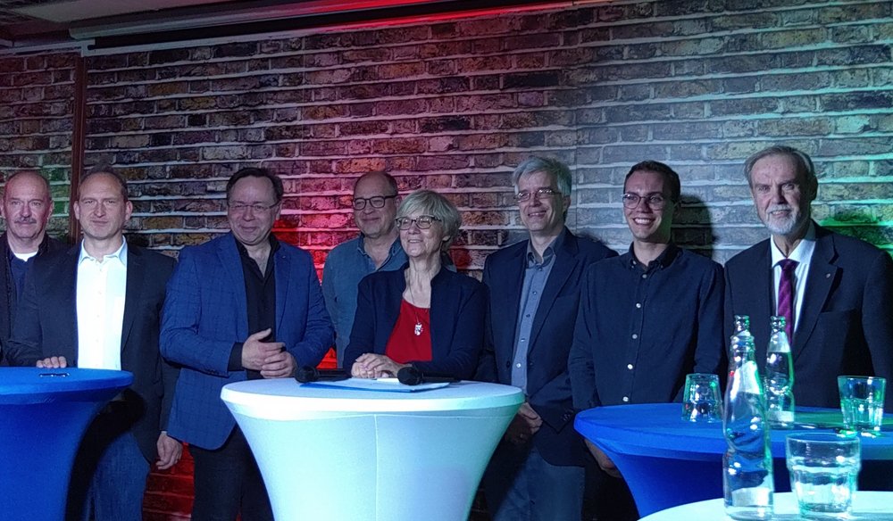 Kandidierende Abschlussfoto (Ausschnitt) Kandidierende Abschlussfoto (Ausschnitt)