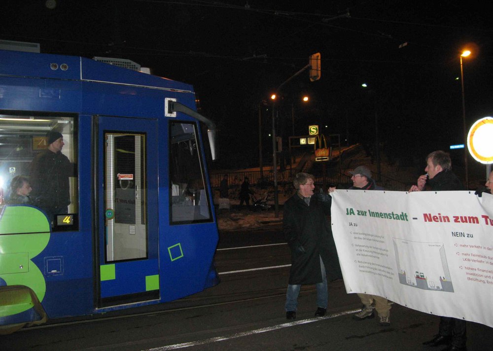 Flashmob gegen den Tunnel. Flashmob gegen den Tunnel.