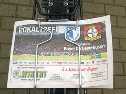 Fahrradgepäckträger mit Stadionheft vom FCM - Leverkusen.