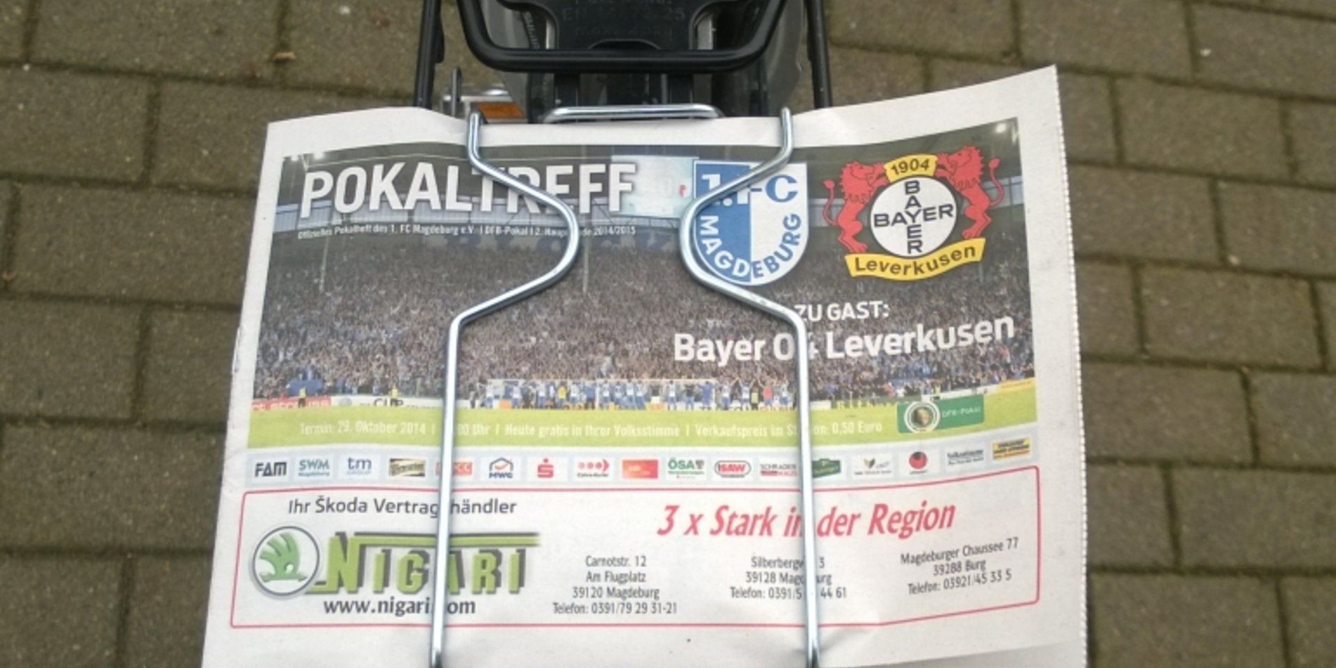 Fahrradgepäckträger mit Stadionheft vom FCM - Leverkusen.