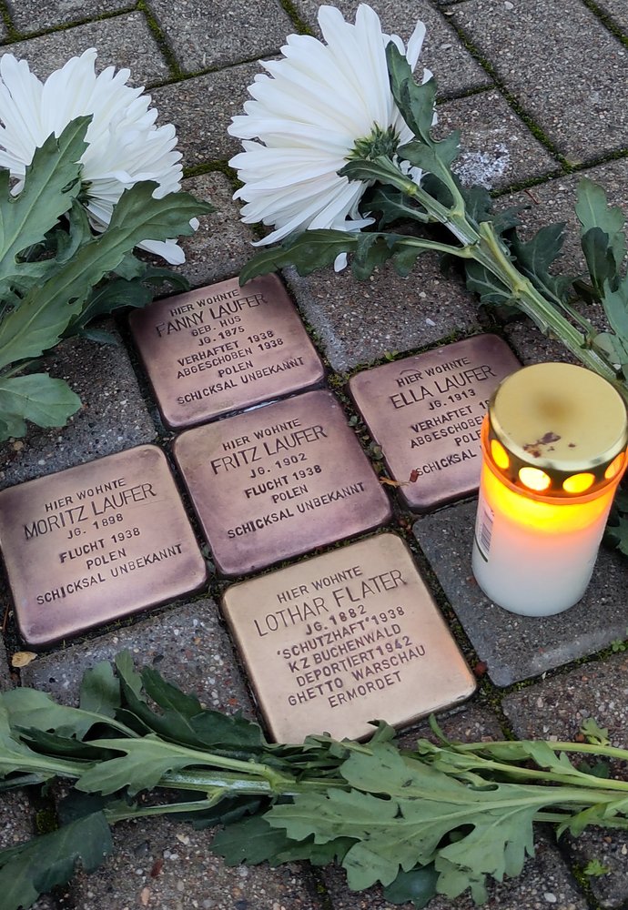 Geputze Stolpersteine von Familie Laufer und Lothar Flater, geschmückt mit Bl