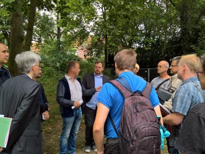 Gesprächsgruppe vor Bäumen am Turmpark.