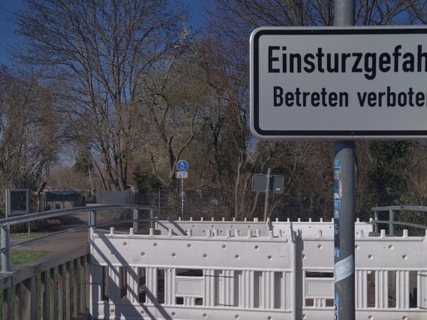 Schild gesperrte Dehmbergbrücke an der Schrote
