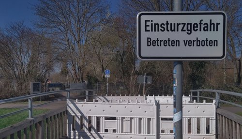 Schild gesperrte Dehmbergbrücke an der Schrote
