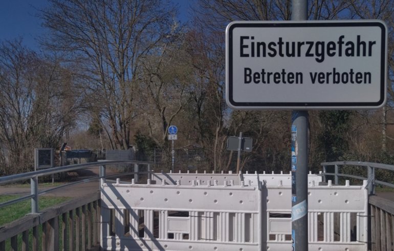 Schild gesperrte Dehmbergbrücke an der Schrote