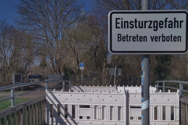 Schild gesperrte Dehmbergbrücke an der Schrote