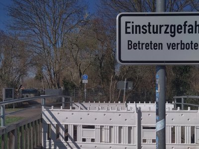 Schild gesperrte Dehmbergbrücke an der Schrote