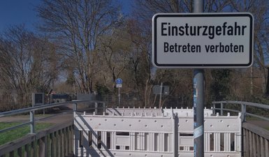 Schild gesperrte Dehmbergbrücke an der Schrote
