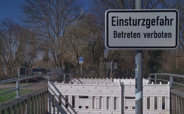 Schild gesperrte Dehmbergbrücke an der Schrote