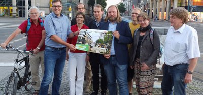 Dr. Anton Hofreiter (Vorsitzender Bundestagsfraktion BÜNDNIS 90/DIE GRÜNEN) im Kreise von Magdeburger GRÜNEN