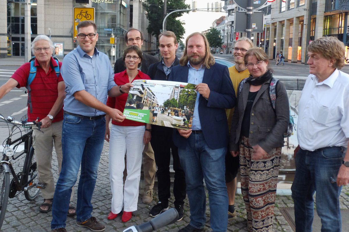 Dr. Anton Hofreiter (Vorsitzender Bundestagsfraktion BÜNDNIS 90/DIE GRÜNEN) im Kreise von Magdeburger GRÜNEN