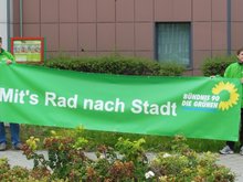 Mit's Rad nach Stadt - Grünes Banner am Uniplatz.