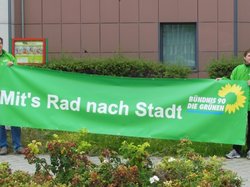 Mit's Rad nach Stadt - Grünes Banner am Uniplatz.