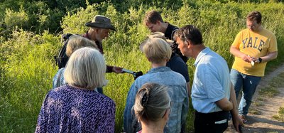 Die Wandergruppe schaut sich gemeinsam etwas an, was Ernst-Paul Dörfler ihnen zeigt.