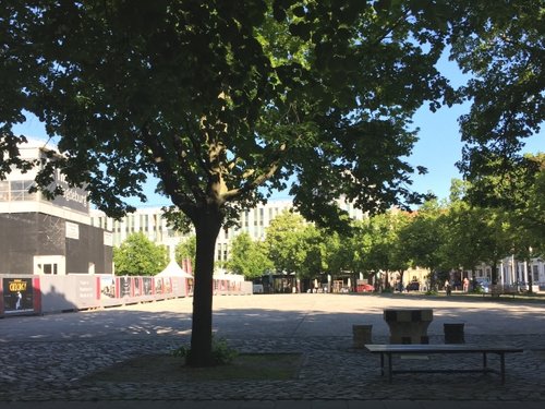 Blick auf den Domplatz auf die Lücke zwischen dem Theateraufbau und den Landtag.