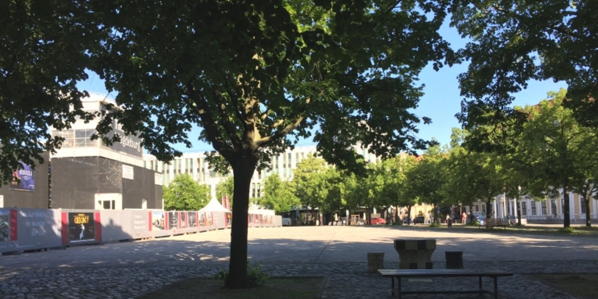 Blick auf den Domplatz auf die Lücke zwischen dem Theateraufbau und den Landtag.