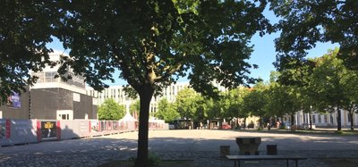 Blick auf den Domplatz auf die Lücke zwischen dem Theateraufbau und den Landtag.