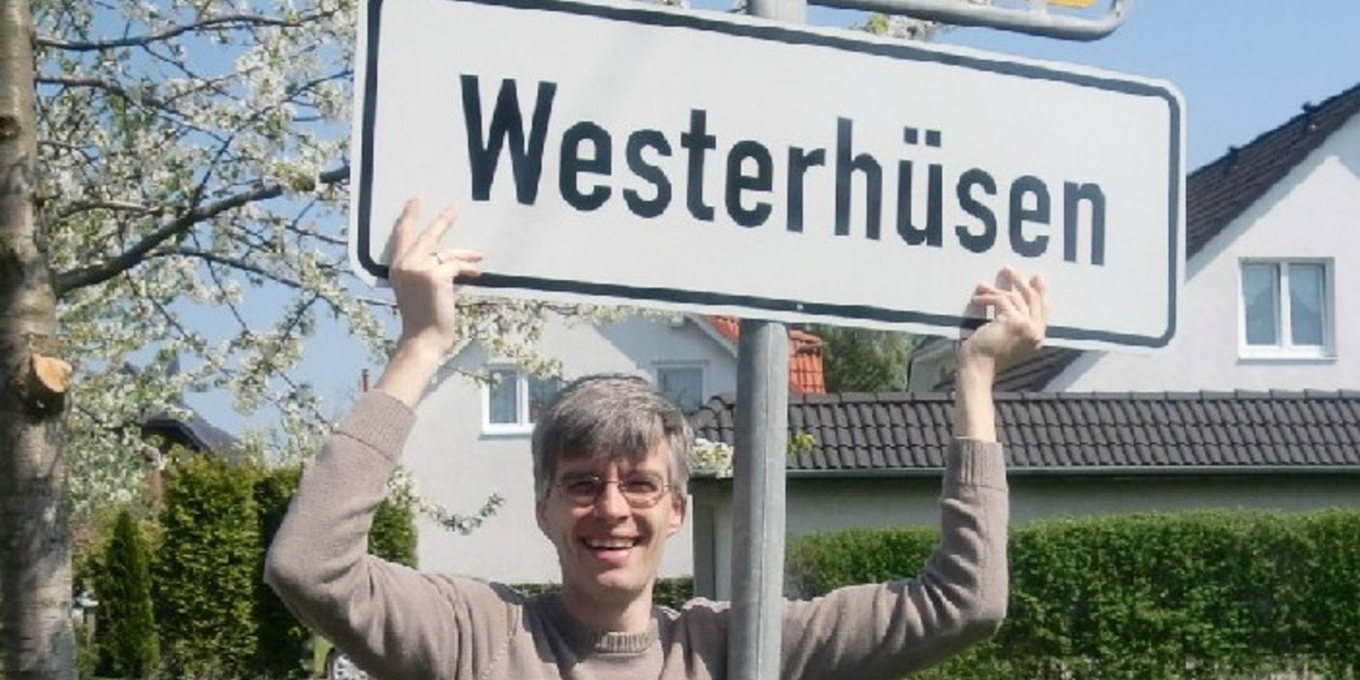 Kreisvorsitzender Olaf Meister mit dem Schild Westerhüsen.