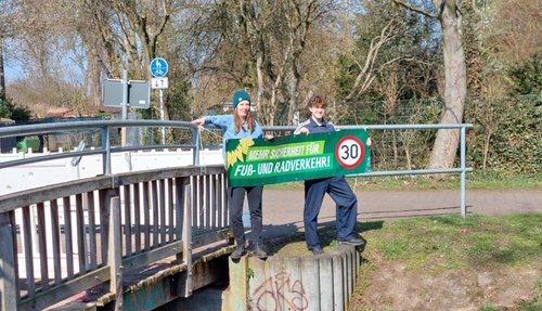 Madeleleine Linke mit Banner an der Schrotebrücke