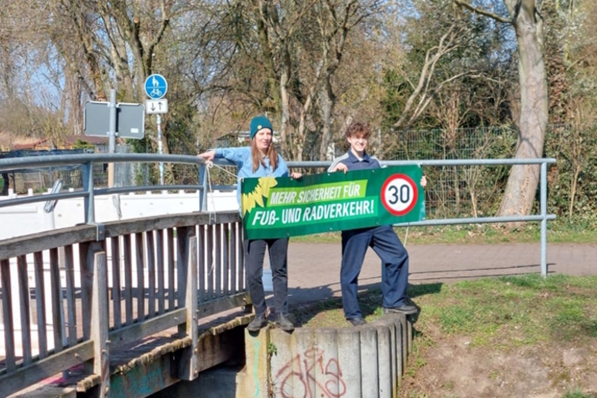 Madeleleine Linke mit Banner an der Schrotebrücke