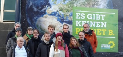 Mitglieder des Kreisverbandes Magdeburg vor der Großfläche "Es gibt keinen Planet B"