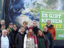 Mitglieder des Kreisverbandes Magdeburg vor der Großfläche "Es gibt keinen Planet B"