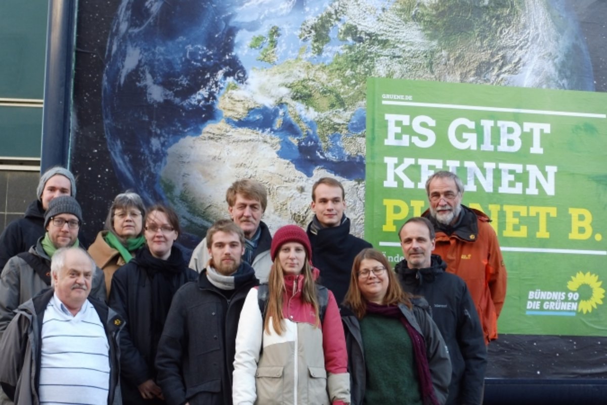 Mitglieder des Kreisverbandes Magdeburg vor der Großfläche "Es gibt keinen Planet B"