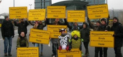 Gruppenfoto mit BI-VertreterInnen vor dem Berliner Hauptbahnhof.