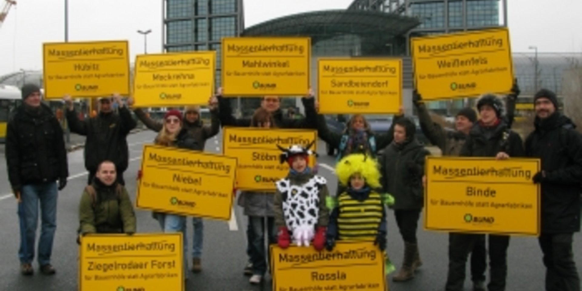 Gruppenfoto mit BI-VertreterInnen vor dem Berliner Hauptbahnhof.