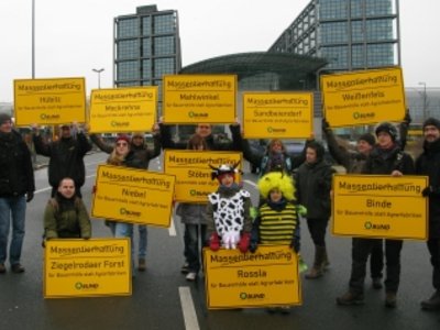 Gruppenfoto mit BI-VertreterInnen vor dem Berliner Hauptbahnhof.