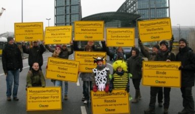 Gruppenfoto mit BI-VertreterInnen vor dem Berliner Hauptbahnhof.