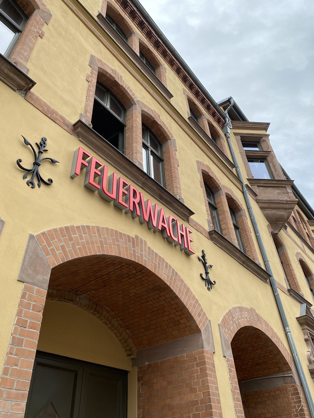 Bild des Feuerwache-Schriftzugs Bild des Feuerwache-Schriftzugs